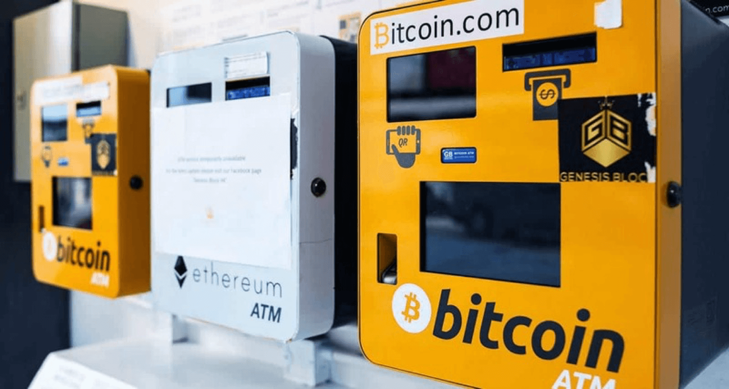 Bienvenue à l'ère de Bitcoin ! La crypto-monnaie leader continue de pénétrer différents marchés et les distributeurs de crypto-monnaie se développent à leur tour. Leur fonction est simple : échanger de l'argent comptant contre du Bitcoin, ou vice versa. Vous souhaitez savoir où les trouver et comment ils fonctionnent ? Dans ce guide, nous vous expliquons tout sur les distributeurs Bitcoin et comment gagner de l’argent avec les crypto-monnaies. Qu'est-ce qu'un distributeur de Bitcoin ? Un distributeur automatique de Bitcoin est semblable à n'importe quel DAB d’une agence bancaire, la différence étant qu'il fonctionne avec des Bitcoins et de l'argent comptant. La technologie utilisée est l'ATM (Asynchronous Transfer Mode). D'autre part, un distributeur Bitcoin est fabriqué pour fonctionner à partir du réseau Bitcoin et de la blockchain afin d'effectuer les échanges. Toutefois, appeler un distributeur Bitcoin « ATM Bitcoin » serait une erreur, car il existe en fait plusieurs marques. En France, par exemple, les distributeurs ATM sont quasi inexistants, tandis qu’ils sont la référence aux États-Unis. De plus, il faut savoir qu’il s'agit d'une nouvelle technologie, il n'y a rien de standardisé pour l’instant et chaque ATM a ses propres caractéristiques. Certains distributeurs automatiques vous permettent seulement d'acheter du Bitcoin. Ceux-ci sont généralement identifiés par le message « Acheter du Bitcoin ». D'autres sont des guichets Bitcoin bidirectionnels, c'est-à-dire qu'ils permettent d'acheter et de vendre des Bitcoins, et donc par extension de gagner de l’argent avec le Bitcoin. Combien coûtent les transactions à un distributeur automatique de Bitcoin ? Le distributeur Bitcoin utilisera le taux de change du marché. Cependant, les transactions peuvent être beaucoup plus coûteuses sur ces appareils que chez un broker comme eToro. Cela est dû à plusieurs facteurs : • La fabrication, l’installation et l’entretien du distributeur automatique de Bitcoin • Le coût de l'échange d'argent liquide contre de la cryptomonnaie ou vice versa • Le coût de location de l'espace occupé par le distributeur automatique Vous vous demandez « Combien d’argent puis-je gagner avec les crypto-monnaies ? ». Le distributeur Bitcoin est nouveau et n'est donc pas aussi largement développé qu’un broker ou un exchange. Les frais sont plus élevés, et il ne permet pas de suivre en direct les évolutions pour acheter des cryptomonnaies au meilleur taux. Ce n’est donc pas la bonne solution pour qui veut trader et faire des bénéfices. Si vous voulez savoir comment gagner de l’argent avec le Bitcoin, dirigez-vous plutôt vers notre guide eToro, ou nos conseils pour investir dans Bitcoin. Mais l'intention de ces appareils est d'atteindre un autre type de public : ceux qui ne sont pas assez à l'aise pour opérer en ligne. De plus, ils permettent des transactions en espèces sécurisées. Jusqu'à il y a quelques années, le seul moyen d'échanger des espèces contre des Bitcoins était LocalBitcoins, où vous pouviez conclure des transactions en personne. Mais cela comporte des risques de fraude et le coût reste élevé. Comment cette idée est-elle née ? Certaines entreprises ont vu le potentiel pour gagner de l’argent avec les crypto-monnaies et ont décidé de répondre au besoin d'échanger les Bitcoins automatiquement, facilement et en toute sécurité. Les distributeurs automatiques Bitcoin sont introduits à la fin de 2013. Le premier, développé par Bitcoiniacs et Robocoin, a été lancé à Vancouver en octobre 2013, selon le journal Time. Après ce lancement, cette façon de gagner de l’argent avec le Bitcoin a commencé à trouver son public. Aujourd'hui, des milliers de DAB Bitcoin sont déployés dans le monde entier. Dans des pays comme le Canada, où le Bitcoin est bienvenu, on peut facilement les trouver. En France, malgré la réticence à adopter le Bitcoin, des dispositifs sont déployés dans les villes les plus importantes.   Comment fonctionnent les distributeurs automatiques Bitcoin ? Comme nous l'avons mentionné, il ne s'agit pas d'une technologie standard. Par conséquent, chaque distributeur a ses propres fonctions et caractéristiques. Par exemple, il y a des distributeurs automatiques qui vous permettent seulement d'acheter des Bitcoins. D'autres fonctionnent avec différents altcoins, comme Ethereum ou Litecoin. Voici comment gagner de l’argent avec le Bitcoin dans un distributeur automatique : • Choisissez l'option "acheter" ou "vendre" selon vos besoins • Sélectionnez le Bitcoin (si plus d'une crytpo-monnaie est proposée) • Sélectionnez le montant à retirer ou à déposer. Tout comme un distributeur classique, il y a des montants prédéterminés qui facilitent le processus (20 €, 50 €, 100 €, etc.). Chaque distributeur automatique impose ses propres limites, mais elles se situent généralement autour de 500 € Achat : Si vous effectuez un achat, vous devez spécifier l'adresse Bitcoin où vous recevrez les fonds. Si vous n'avez pas de portefeuille Bitcoin, le distributeur vous proposer d'en créer un. Si c'est le cas, une facture sera imprimée avec les détails de votre wallet Bitcoin, clé publique avec code QR et clé privée. Ce dernier ne doit en aucun cas être partagé. Une fois que vous avez configuré les différents paramètres pour votre achat, entrez l'argent comptant approprié. Vente : Pour vendre vos Bitcoins et recevoir de l'argent liquide, vous devez les transférer de votre wallet Bitcoin vers l'adresse indiquée sur le distributeur. Pour votre commodité, un code QR s'affiche, que vous pouvez scanner à partir de votre téléphone portable. Une fois la transaction confirmée, vous recevrez l'argent comptant correspondant. N'oubliez pas que les frais seront soustraits directement du montant perçu en espèces. Et voilà ! Prêt ! Vous aurez fait l'expérience de votre première transaction Bitcoin à l'aide d'un guichet automatique. Dans notre guide « Les meilleurs sites Bitcoin 2023 », vous trouverez des informations pertinentes sur les meilleurs brokers, exchanges et wallets et saurez comment gagner de l’argent avec le Bitcoin. Quel prix ma crypto-monnaie va-t-elle coûter ? Le prix dépend du distributeur, car cela inclut les commissions pour le service. Nous vous suggérons de le comparer avec le prix du Bitcoin actuel pour voir s'il vaut la peine d’acheter Bitcoin sur un DAB.   Où puis-je échanger des Bitcoins contre de l'argent comptant en France ? Plusieurs entreprises se sont consacrées à l'installation de DAB Bitcoin en France. L'un des plus importants est situé à Paris, avec un espace de deux étages consacré aux distributeurs de Bitcoins et autres crypto-monnaies. Par ailleurs, les distributeurs automatiques sont souvent installés dans des magasins proposant des produits électroniques et de téléphonie mobile que vous pouvez acheter à l'aide de vos Bitcoins. Les guichets automatiques sont bien organisés et vous pouvez trouver celui qui se trouve le plus près de chez vous en consultant la liste établie ci-dessous. En France, il existe peu de distributeurs automatiques de Bitcoin. La technologie s’est très peu développée, en raison en partie de la législation. Pour vous donner une idée voici la position des pays dans lesquels il est possible de gagner de l’argent avec Bitcoin sur un distributeur automatique :   Comment gagner de l’argent avec le Bitcoin à Paris et dans la région parisienne ? La maison du Bitcoin, 35 rue du Caire, 75002 Paris PC Duo, 5 Rue du Général Leclerc, 92270 Bois-Colombes Comment gagner de l’argent avec le Bitcoin à Avignon ? Fitness Boutique, 1 rue Albert Camus, 84130 Le Pontet Comment gagner de l’argent avec le Bitcoin à Montpellier ? Chambre des Propriétaires et Copropriétaires, 23 Boulevard du Jeu de Paume, 34000 Montpellier   Acheter des Bitcoins sans distributeur Si vous avez l'intention d'investir dans Bitcoin sans utiliser de distributeurs automatiques, nous vous recommandons d'utiliser le courtier eToro. À propos d'eToro eToro est un service de courtage pour l'investissement et le trading social. Il permet donc d'investir dans une grande variété de crypto-monnaies. Il dispose d'une interface conviviale et complète qui répond aux besoins des investisseurs professionnels, mais est également idéal pour les traders débutants. Il a été fondé en 2007 et compte plus de 5 millions d'utilisateurs dans le monde. L'expérience de trading chez eToro est optimale, car elle offre plusieurs options avancées et la communauté d’utilisateurs est extrêmement utile. Vous pouvez également utiliser Crypto CopyFund, un outil pour copier les transactions des traders les plus performants. Enfin, vous pouvez télécharger des applications Android et iPhone et suivre en direct les évolutions des marchés pour gagner de l’argent avec les crypto-monnaies.   Pourquoi eToro ? eToro prend en charge les dépôts et certaines transactions sans vérifier votre compte. C'est un grand avantage pour ceux qui veulent faire un investissement rapide dans des marchés aussi changeants que le marché de la crypto-monnaie. Vous pouvez déposer jusqu'à 175 € sans vérifier votre compte. Wallet pour s’entraîner : vous pouvez utiliser de l’argent fictif pour pratiquer et apprendre comment gagner de l’argent avec les crypto-monnaies avant de négocier avec de l'argent réel. Crypto CopyFund : copiez les portfolios des meilleurs investisseurs pour débuter lorsque vous n’avez pas d’expériences dans le trading de cryptomonnaies. Il y a des centaines d'investisseurs qui prennent différents niveaux de risque dont vous pourrez reproduire les transactions. Différents modes de paiement : eToro est le broker qui propose le plus de moyens de paiement différents. Vous pouvez utiliser des cartes de crédit/débit, Skrill, Paypal, Neteller, WebMoney, etc. Les contrats CFD vous permettent de trader pour un profit même si le prix baisse. Les meilleures monnaies virtuelles aujourd'hui : Bitcoin, Bitcoin cash, Ethereum, Litecoin, EOS, NEO, Dash, Ethereum Classic, Stellar et Ripple.   Voici comment gagner de l’argent avec les crypto-monnaies sur eToro : Étape 1 - Inscription Pour commencer, visitez eToro et cliquez sur "Rejoindre maintenant". Remplissez et soumettez le formulaire et sélectionnez "Créer un compte" : Comme le broker eToro est agréé, vous devez remplir un formulaire avec toutes vos données personnelles. On vous demandera ensuite de remplir un questionnaire pour aider eToro à déterminer quel type d'investisseur vous êtes et si vous êtes prêt à commencer à investir dans des crypto-monnaies risquées. Les questions portent sur des sujets tels que : votre expérience de trading, votre situation financière, etc. Enfin, vous devez fournir des copies numériques de certains documents pour vérifier votre identité et commencer à utiliser tous les outils d'eToro.   Étape 2 - Dépôt de fonds Avant d'investir, vous devez disposer d'un capital. Cliquez sur « Déposer des fonds » et complétez les renseignements selon votre mode de paiement. Vous pouvez utiliser les virements bancaires, Paypal, VISA/MasterCard, Neteller et autres.   Étape 3 – Achat de Bitcoin Utilisez le panneau « Marchés » pour trouver Bitcoin sous la catégorie de crypto-monnaie. Vous pouvez également utiliser la barre de recherche en haut de la page : Cliquez sur « Investir » pour acheter. Une nouvelle fenêtre s'ouvrira, remplissez-la pour commencer à gagner de l’argent avec le Bitcoin :   Onglets supérieurs : utilisé pour investir à la hausse (Acheter) ou à la baisse (Vendre). Si vous choisissez la seconde, équivalente à une position courte, vous gagnerez quand le prix du Bitcoin baisse et perdrez s'il monte. Investir ou Ordre : permet d'ouvrir une commande instantanée ou limitée. Montant : combien vous allez investir dans le prix du Bitcoin en USD. Stop loss : le prix auquel aucune autre perte ne sera admise. Take profit : le prix du Bitcoin qui vous satisfera auquel vous pourrez collecter vos profits. Enfin, cliquez sur « Ordre d’ouverture ».   Les distributeurs automatiques Bitcoin sont-ils l'avenir ? Ces dispositifs sont encore à l'essai et il est difficile de prédire s’ils seront adoptés à l'avenir. D’autant plus que de nombreux pays souhaiteraient légiférer sur leur utilisation, voire les interdire complètement. De fait, si vous désirez gagner de l’argent avec les crypto-monnaies, le mieux est d’utiliser un broker réglementé, comme nous vous le présentons dans notre guide eToro.   Pour plus d'informations sur la façon d'acheter des Bitcoins, vous pouvez visiter notre guide : Comment acheter des Bitcoins - Le guide